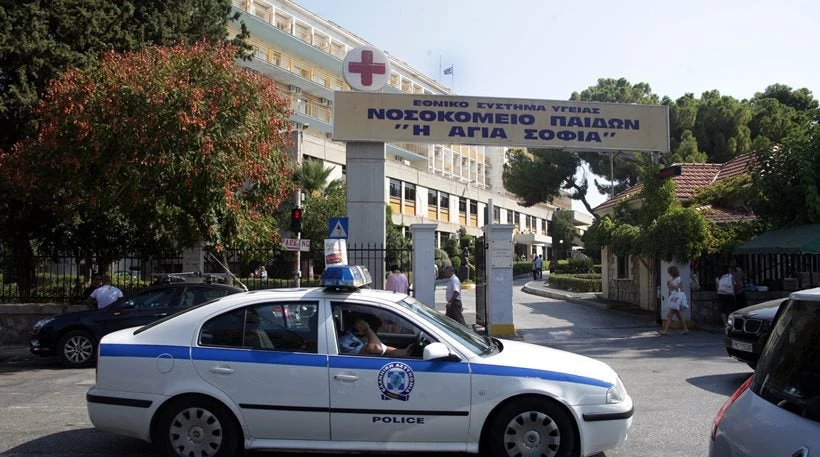 Διασωληνωμένο και σε μηχανική υποστήριξη το βρέφος που ήταν μόνο του στο διαμέρισμα που κάηκε (βίντεο)